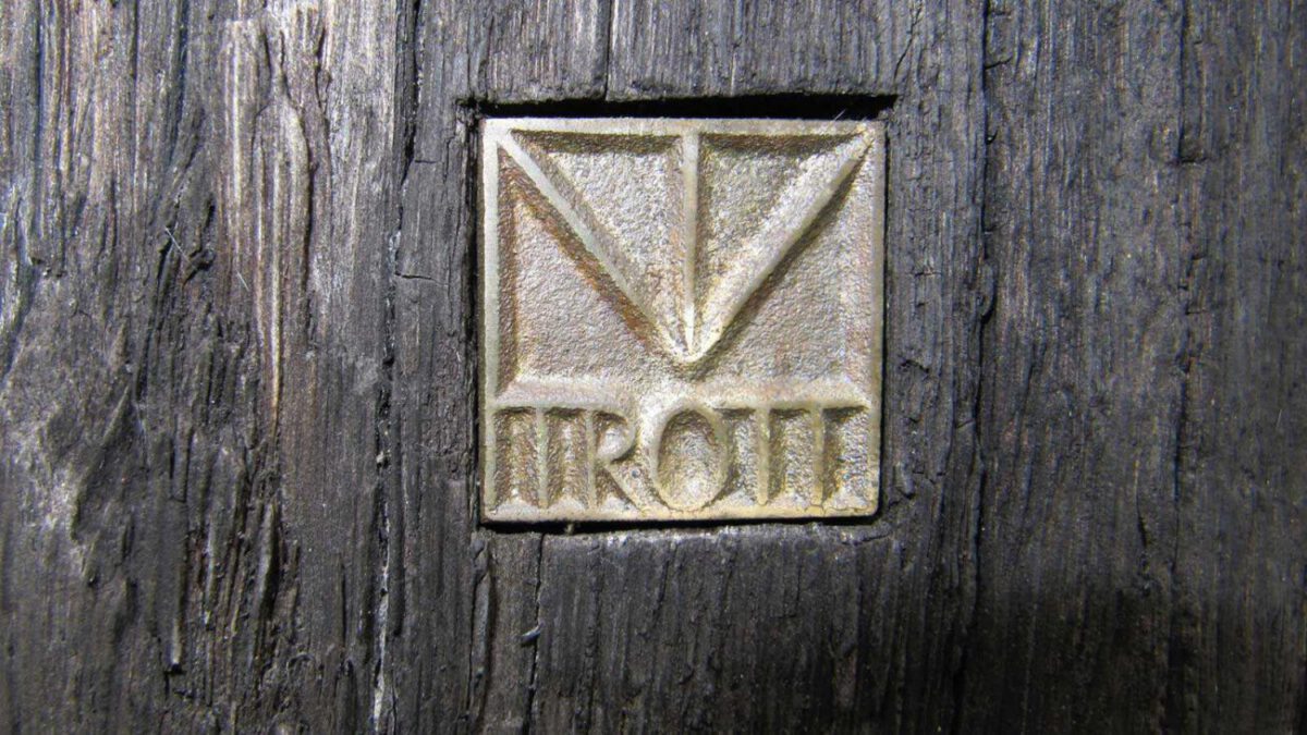 Holzskulpturen Logo Trott